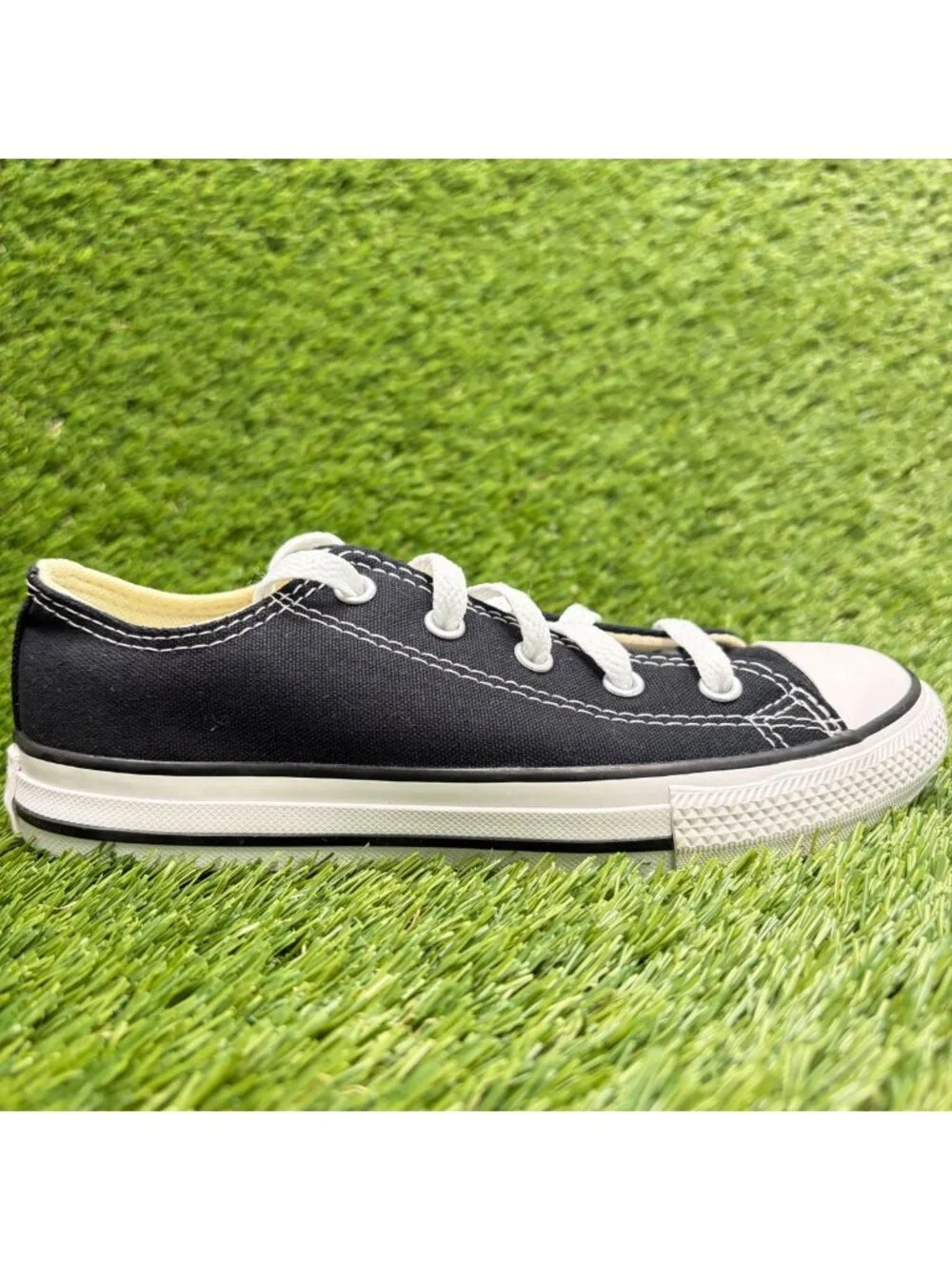 Converse Chuck Taylor All Star Low Boys Size 2Y Black Athletic Shoes Sneakers